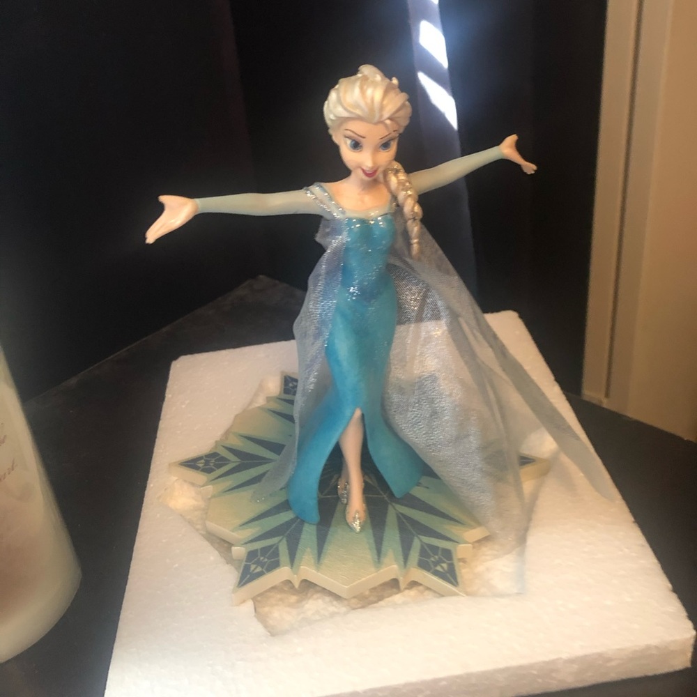 Collectible frozen Elsa figurine